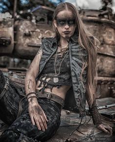 Post Apocalyptic Costume Women, Mad Max Outfit Women, Post Apocalypse Outfit Women, Postapocalyptic Style Woman, Post Apocalyptic Outfit Women, Post Apocalypse Outfit, Wasteland Aesthetic, Post Apocalyptic Outfit, Nomad Clothing