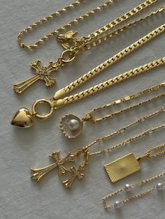 Gold aesthetic necklaces Good Necklace Stack, Modern Gold Jewelry Necklaces, Gold Chains Aesthetic, Jewelry Store Aesthetic, Necklace Stacking Gold, Gold Necklaces Aesthetic, Gold Necklace Aesthetic, Gold Jewellery Aesthetic, Gold Necklace Stack