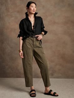 Classic-Fit Linen Shirt | Banana Republic Linen Looks, Linen Shirt Outfit, Black Linen Shirt, Midsize Summer, Looks Adidas, Masculine Fashion, Casual Chique, Androgynous Fashion, 가을 패션