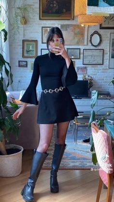 Witchy Party Outfit, Semi Formal Holiday Party Outfit, Fall24 Fashion, Wicked Outfit Ideas, Dark Academia Fall Aesthetic, Academia Fall Aesthetic, Phoebe Buffay Aesthetic, Cottage Core Autumn, 70s Autumn