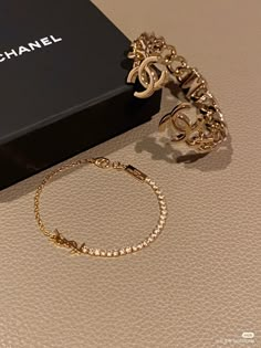 Chanel Jewellery Aesthetic, Bracelet Stack Cartier, Mens Wedding Bands Silver, Cartier Bracelet Stack, Men Gold Jewelry, Rings For Men Gold, Tank Cartier, Bracelet Stack Ideas, Chanel Jewelry Bracelets