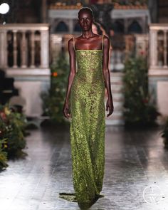 Couture Dresses Green, Green High Fashion Dress, Green Dress Runway, Green Runway Fashion, Green Haute Couture Gowns, Coral Dress, Looks Vintage, Fancy Dresses, Dream Dress