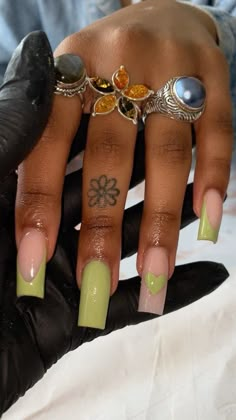 @vuraqs Medium Square Acrylic Nails Simple, Solid Color Acrylic Nails, Green Acrylic Nails, August Nails, Hippie Nails, Tattoos Geometric, Drip Nails, Colored Acrylic Nails, Inspiration Tattoo