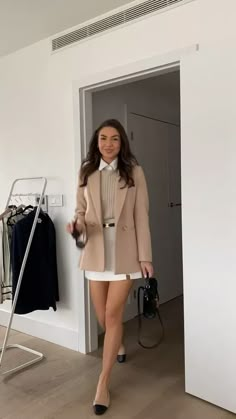 Blazer Dress Work Outfits, Very Classy Outfits, Blazer Style Women Outfit Ideas, Sophisticated Looks Women, Elegance Outfits For Women, Blazer Over Dress Outfits Work, Classy Outfits With Blazers, New Money Outfit Women, Classic Woman Outfits