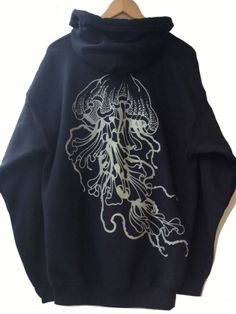 Bleach Painting Shirt Jellyfish, Bleach Black Hoodie Designs, Jellyfish Bleached Shirt, Bleach Painting Clothes Aesthetic, Bleach Jellyfish, Hoodie Art Design, Painted Hoodie Diy Ideas, Painted Bleach Hoodie, Bleach Hoodie Designs Diy