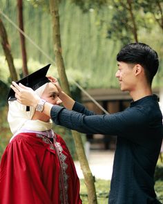 alexa play you’re on your own kids #preconvo | Instagram Convocation Photography Picture Ideas, Convo Photoshoot Idea, Self Photoshoot Poses, Preconvo Photoshoot, Graduation Couple Photoshoot, Grad Photos Couple, Moodboard Couple, Wisuda Photoshoot