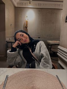 Hijabi Poses, Restaurant Poses, Hijabi Pics, Cute Dope Outfits, Cute Modeling Poses, Christian Veiling, Photos To Recreate, Cold Day Outfits, Modest Outfits Muslim