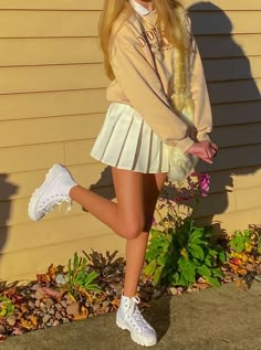 A white tennis skirt made from the finest cotton. White Tennis Skirt Outfit, Preppy Mode, Adrette Outfits, Tennis Skirt Outfit, White Tennis Skirt, Cute Skirt Outfits, Womens Skirts, Miniskirt Outfits, Mode Inspo