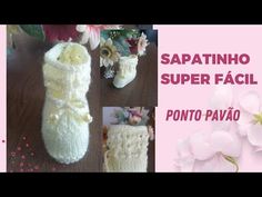 crocheted baby booties with flowers and text saying sapatinno super facil ponto pavo