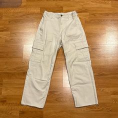 Ultra High Rise Cream Colored Cargo Pants From Hollister. Like Brand New. Only Worn A Couple Times. Size Medium. I Am Usally A Small In Pants Or Size 27 For Reference, And These Fit Perfect Cargo Pants Cream, Cream Cargos, Colored Cargo Pants, Color Cargo Pants, Cargo Pants Color, Cream Cargo Pants, Cream Pants, Hollister Pants, Cargo Jeans