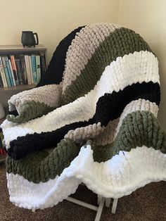 there is a blanket that has been crocheted into a chair with the seat up