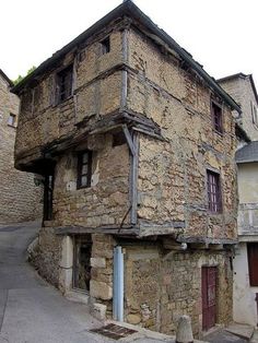 an old stone building with the caption show is the oldest home in averyn france it was built sometime in the late 13th century