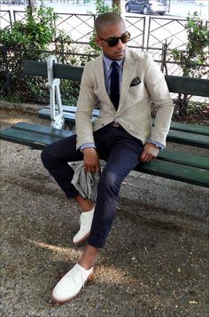 Semi formal trendy summer look Western Outfits Men, White Dress Shoes, Beige Blazer, Mens Fashion Inspiration, Well Dressed Men, Mens Fashion Suits, Menswear Inspired