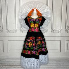 Huipil Outfit, Best Traditional Outfits, Mexican Traditional Clothing, Frida Kahlo Dress, Mexican Boutique, Folklorico Dresses, Folkloric Dress, Back Outfit, Latin Art