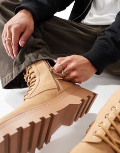 Schoenen, laarzen en sneakers van ASOS DESIGN Een musthave voor het hele jaar Vetersluiting aan de voorkant Ritssluiting aan de zijkant Doorgestikte kraag Ronde neus Dikke zool Zool met profiel Worker Boots, Holiday Party Attire, Buy Jeans, Modest Fashion Winter, Christmas Jumper Dress, Spring Floral Dress, Dress Rental, Red Sneakers, Black Long Sleeve Dress