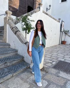 Outfit Primavera 2020 Mujer, Mint Green Vest Outfit, Mint Vest Outfit, Vest Outfits Midsize, Green Waistcoat Women Outfit, Waist Vest Outfits For Women, Button Up Vest Outfits For Women, Vest And Tshirt Outfits, Green Gilet Outfit