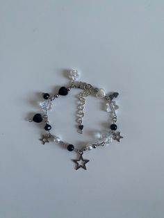 Cute Black Jewelry, Aesthetic Black Bracelet, Black Heart Bracelet, Charm Bracelet Inspiration, Black Accessories Aesthetic, Black Charm Bracelet, Moon Phase Bracelet, Bracelets Black, Black And White Bracelets Beads