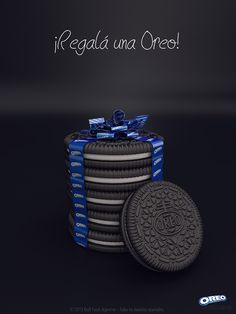 an oreo cookie next to a stack of cookies with the caption if regala una oreo