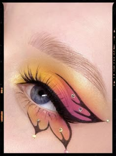 Graphic Eyeliner with Butterfly Design Butterfly Hairstyle, Eyeliner Designs, Butterfly Eyes, Butterfly Makeup, Cute Eye Makeup, Butterfly Fashion, Eye Makeup Pictures, Trendy Hairstyle