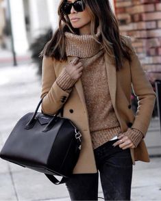 Woman Walking, Winter Outfits Cold, Winter Mode, Black Handbag, Clipuri Video, Looks Chic, Winter Outfits Women, Winter Clothes, Fall Winter Outfits