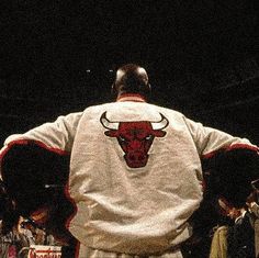 the back of a chicago bulls baseball player with his team's uniform on,