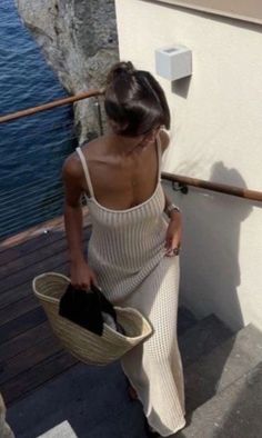 Summer Photo Ideas Aesthetic, Sun Holiday Outfits, Casual Holiday Outfits Summer, Summer In Europe Outfits, Summer European Fashion, European Summer Style, White Beach Outfit, Bali Outfit, European Summer Fashion