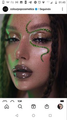 Snake Rhinestone Makeup, Snake Make Up Eyes, Snake Halloween Costume Women, Snake Print Makeup, Snake Woman Costume, Medusa Makeup Simple, Taylor Swift Concert Makeup Ideas Reputation, Simple Medusa Costume, Medusa Makeup Halloween Simple