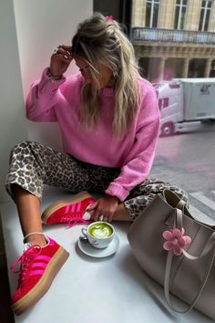 Outfit Ideas Adidas Shoes, Leopard Trainers Outfit, Adidas Bold Gazelle Outfit, Colourful Sneakers Outfit, Adidas Bold Outfit, Pink Sambas Outfit, Red Trainers Outfit, Adidas Gazelle Outfits, Outfits With Gazelle Adidas