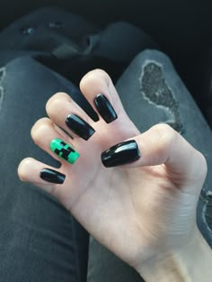 Me hice uñas de creeper :D Ramona Flowers Nails, Emo Acrylic Nails Coffin, Emo Nail Inspo Coffin, Creeper Makeup, Minecraft Nails Acrylic, Acrylic Nail Designs Emo, Nails Acrylic Emo, Emo Nail, Minecraft Nails Designs