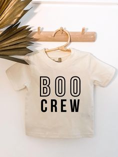 + Un design de haute qualité sur un t-shirt ou un body 100 % coton ultra doux. Les couleurs disponibles sont le noir, le blanc ou le naturel. Si vous êtes entre deux tailles, il est recommandé de prendre une taille au-dessus. + Prévoyez au moins 2 semaines pour la livraison (délai de traitement de 3 à 5 jours + livraison) ou passez une commande urgente si nécessaire plus tôt. Je suis heureux d'essayer d'organiser la livraison avant une certaine date, veuillez me contacter via la messagerie Etsy Kids Vinyl Shirt Ideas, Toddler Halloween Shirt, Toddler Halloween Shirts, Cool Kids Club, Rad Clothes, Beige Minimalist, Iron Design, Boo Crew, Toddler Halloween