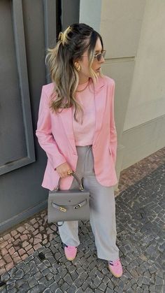 Pink Blazer Outfit Work, Pink Blazer Outfit, Pink Pants Outfit, Blazer Rose, Light Pink Pants, Elegantes Outfit Damen, Stile Casual Chic, Street Style Fall Outfits