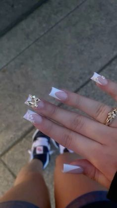 White Acrylics With Gems, Nail Charms Aesthetic, Nail Inspo Gold And White, Gold Nail Charms, Short Baddie Nail Ideas, Nails Gold Charms, Basic White Nails, Acrylic Nails Charms, Birthday Nail Ideas Acrylic