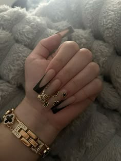 Black And Gold Nail Inspo Acrylic, Black And Gold Bling Nails, Nails For 18th Birthday, 18th Bday Nails, Hood Nails, 18th Birthday Nails, Black Ponytail, 18th Bday