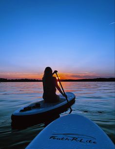 paddle boarding on a lake in the middle of summer during sunset Paddle Boarding Outfit, Paddle Boarding Pictures, Boat Pics, Lake Pictures With Friends, Vision Board Pictures, Pictures With Friends, The Best Outfits, Outfits To Wear