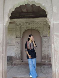 Jens Kurti Outfit, Kurta Jeans Outfit Women, Kurti Jeans Outfit Casual, Jeans With Kurta Style, Short Kurta With Jeans, Short Kurti With Jeans Outfit, Short Kurti With Jeans, Outfits In Black, Indo Western Outfits