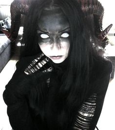 Maquillage Goth, Halloween Costumes Women Scary, Demon Makeup, Demon Costume, Creepy Halloween Makeup, Halloween Makeup Scary, Horror Makeup, Halloween Makeup Inspiration, Halloween Tattoo