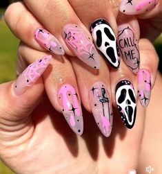 Halloween Nails Ghostface Pink, Ghostface Inspired Nails, Acrylic Nails Ghostface, Ghostface Makeup Ideas, Goth Coffin Nail Ideas, Cute Ghostface Nails, Halloween Ghostface Nails, Ghostface Nails Almond, Horror Character Nails