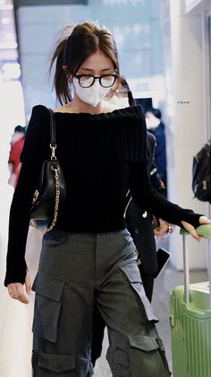 Kpop Idol Cargo Pants Outfit, Kpop Airport Fashion Women, Summer Vibe Aesthetic, Korean Vibes, Casual Outfit Summer, Outfit Airport, Idol Fashion, Sweats Outfit, Vibe Aesthetic