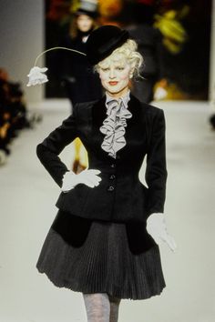 Vivienne Westwood Punk, Vivienne Westwood Designs, Vivienne Westwood Fashion, Andreas Kronthaler, 90s Runway Fashion, Runway Fashion Couture, Original Supermodels, Runway Looks, Fashion History