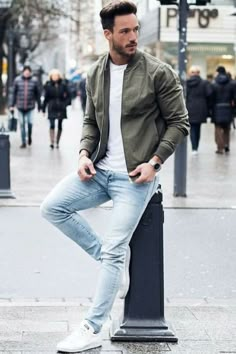 Light Jeans Outfit, Outfits For Teenage Guys, Best Man's Outfit, White Sneakers Outfit, Herren Style, Mens Fashion Blog, Mens Fashion Photography, Light Jeans, Best Mens Fashion