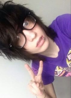 An emo boy with pale skin and black hair with a fringe, he is wearing glasses and has lip piercings and is wearing a purple tee shirt while holding up a peace sign and making a surprised face Jake And Johnnie, Jake Webber, Scene Emo, Linen Casual, Summer Black, Emo Scene, Wallpapers Backgrounds, Home Screen, Release Date