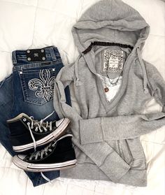 V Necks Outfit, Clothing Grunge Aesthetic, Grey Lace Tank Top Outfit, Y2k Hollister Outfits, Y2k Grunge Coquette, Grey Outfit Y2k, Tank Top And Hoodie Outfit, Grey Cami Top Outfit, Cool Outfits Y2k