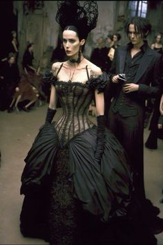 Victorian Couture Fashion, Villian Dress Aesthetic, Black Dress Corset Outfit, Historical Gothic Fashion, Cotoure Dress Haute Couture, Corset Wedding Dress Black, Black Gothic Dress Long, Gothic Haute Couture, Haute Goth Fashion