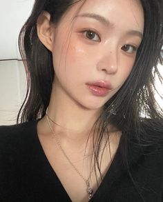 Peachy Asian Makeup, Natural Chinese Makeup, Everyday Makeup Asian, Asian Makeup Looks Natural, Idol Makeup Korean, Igari Makeup Look, Brown Korean Makeup, Southeast Asian Makeup, No Lashes Makeup Look