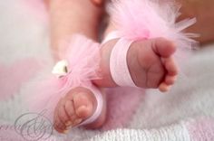 diy-baby-barefoot-sandals Barefoot Sandals Tutorial, Diy Tutus, Barefoot Sandals Baby, Diy Sandals, Diy Tutu, Barefoot Sandal, Diy Bebe