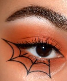 How To Do Spider Web Eyeliner, Eye Make Up Halloween, Halloweenské Líčení Easy, Halloween Make Up Pretty, Eyeliner Ideas Halloween, Spider Eyeliner Makeup, Spider Web Liner, Spider Makeup Eyes, Halloween Liner Makeup