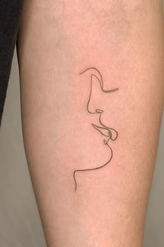 a woman's thigh with a single line drawing on it