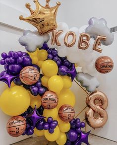 balloons and heliums are arranged in the shape of basketballs with crowns on them