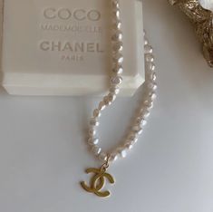 Channel Pearl Necklace, Coco Chanel Necklace, Chanel Necklace Pearl, Old Money Assessories, Chanel Necklace Aesthetic, Channel Necklace, Money Accessories, Pearl Jewlery, Chanel Pearl Necklace