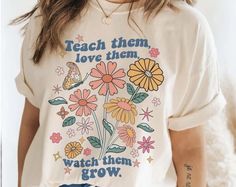 Retro School Shirts, Groovy Teacher Shirt, Retro Teacher Shirts, Cute Preschool Teacher Outfits, Cute Elementary Teacher Outfits, Back To School Fits 2023, Retro T Shirt Designs, Teacher Clothes Teaching Outfits